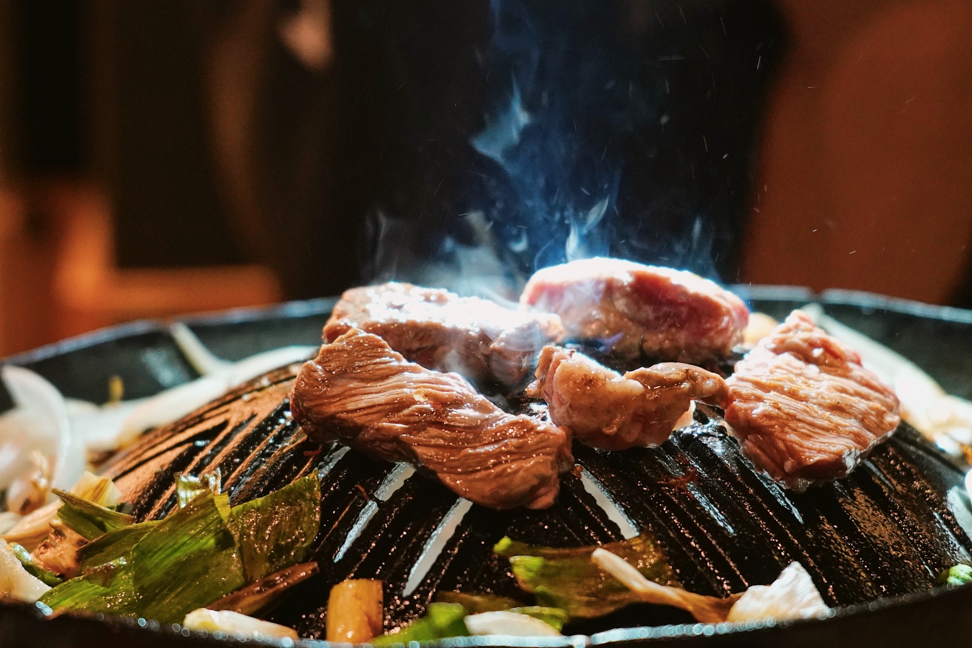 瘋牛孔盤燒：台中北區聚餐必吃燒烤店，大口吃肉、大口吃飯，配上飲料酒水暢聊一晚