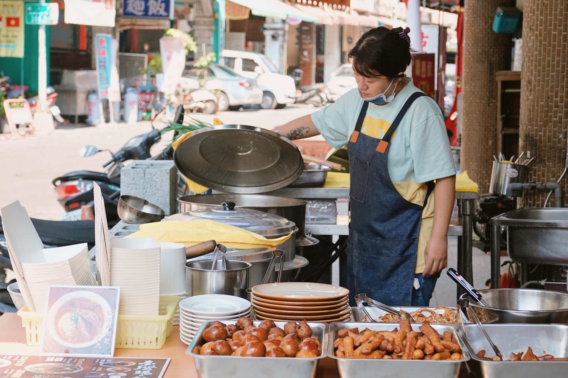 台灣麵。雞飯：高雄必吃小吃店！肥而不膩雞滷飯及超大塊牛肉麵，讓你吃飽飽，繼續過好每一天