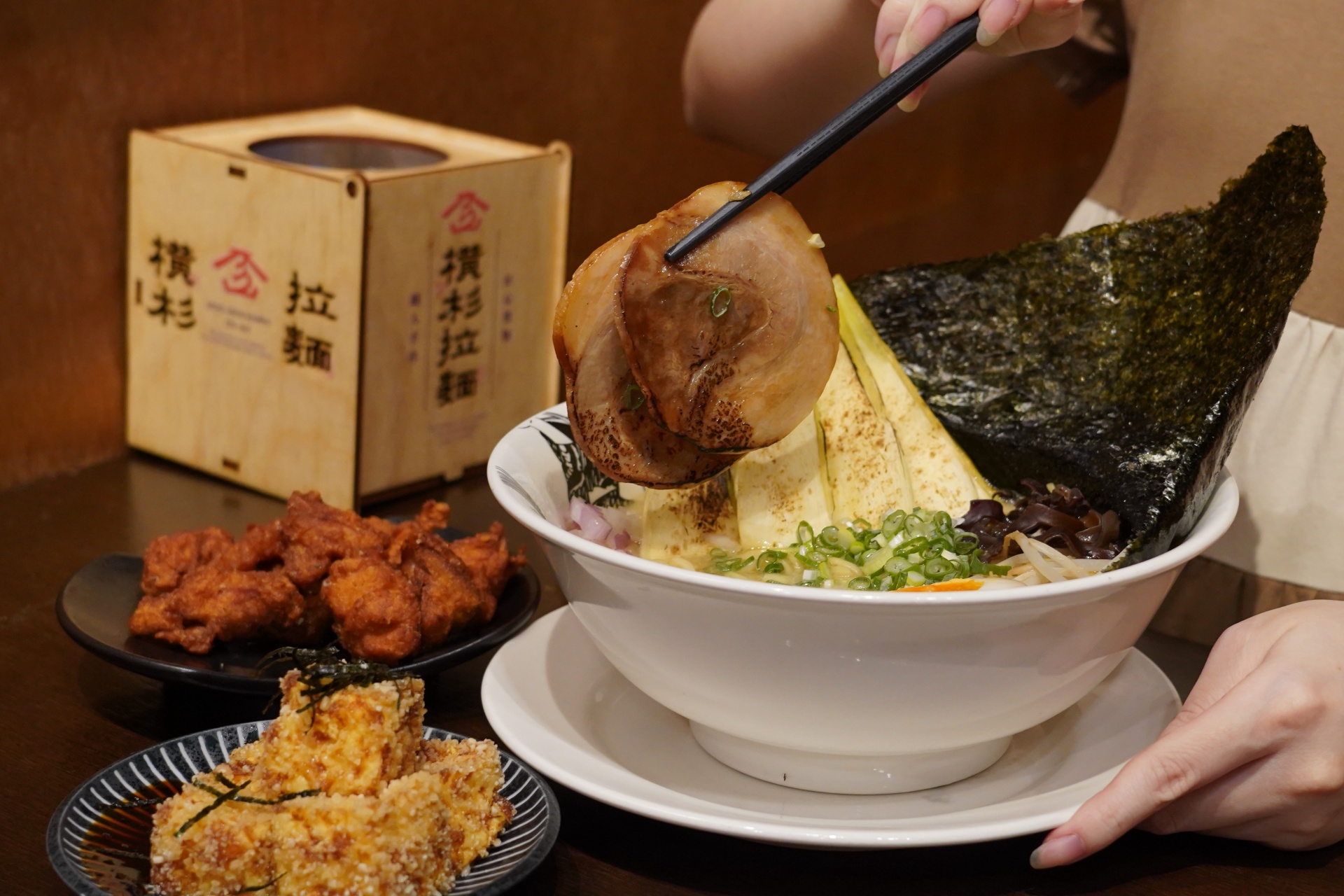 橫杉拉麵：台中勤美暴量青蔥與筊白筍必吃拉麵！濃郁湯頭還能抽獎～