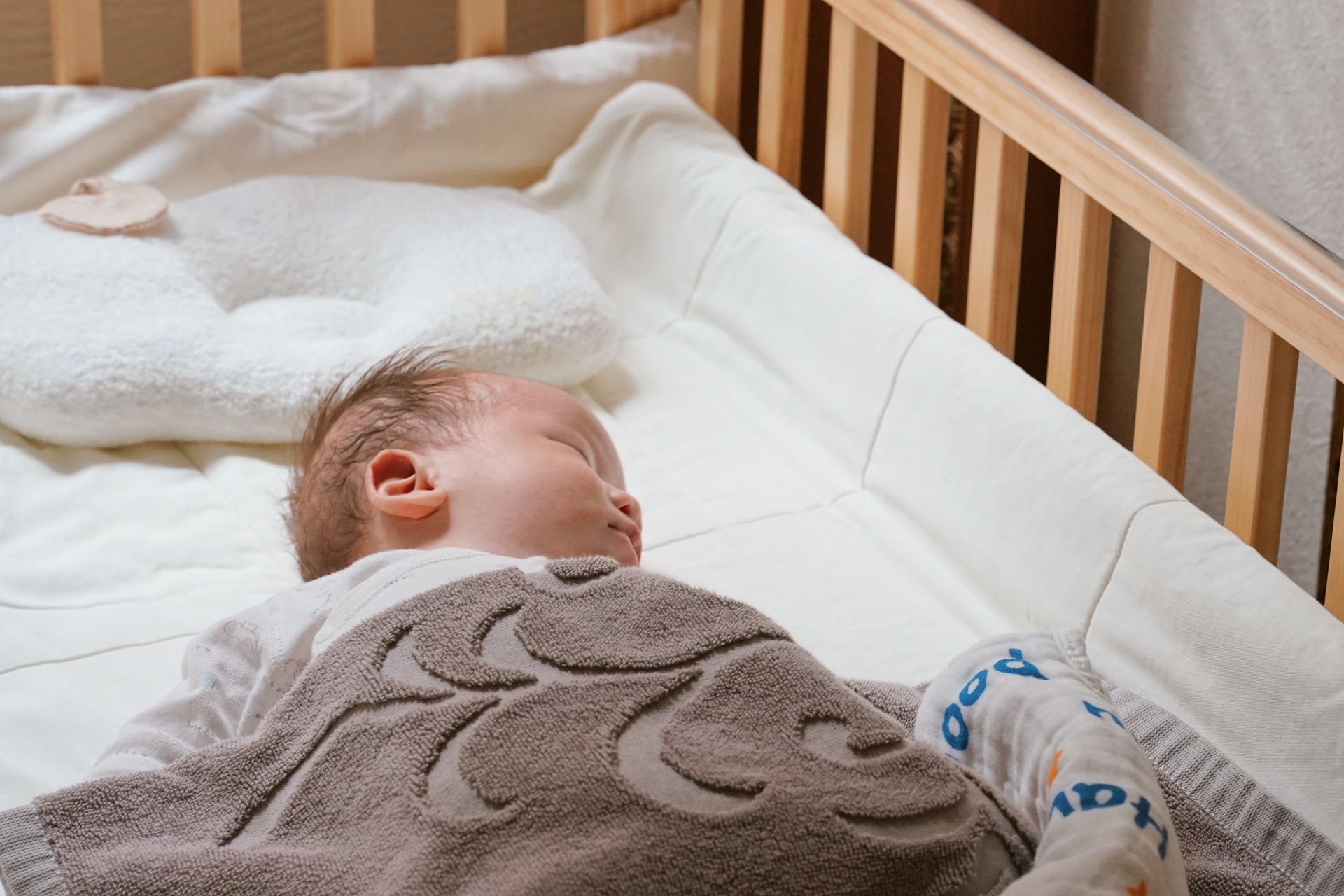 該播白噪音給寶寶聽嗎？研究顯示或許不該過度依賴｜其他安撫新生兒的替代方式公開！