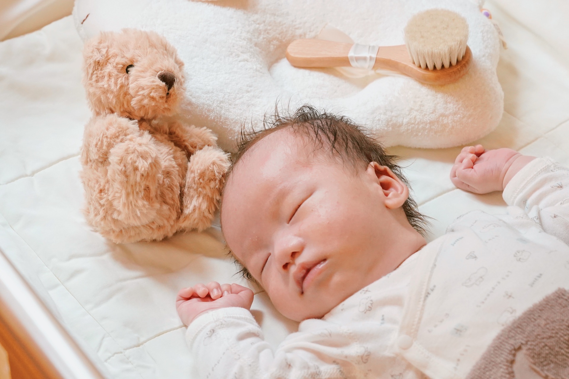 Babymoon Eva 下拉式書桌嬰兒床：百變書桌、沙發，安全無毒！與寶寶一起安心長大