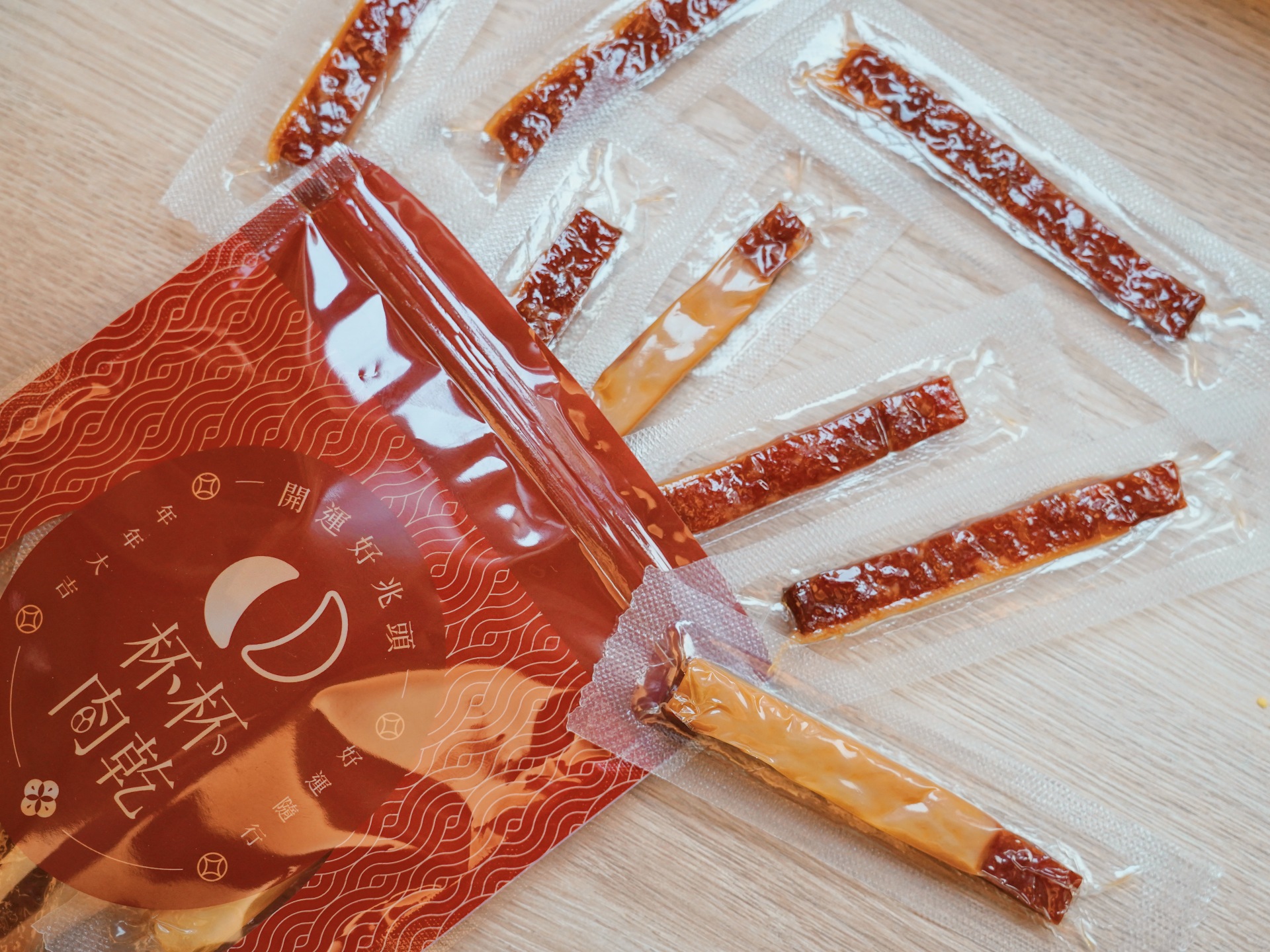 杯杯肉乾：PORKY 起司爆汁肉條，新品開箱，超好吃又涮口，一支一支吃不停